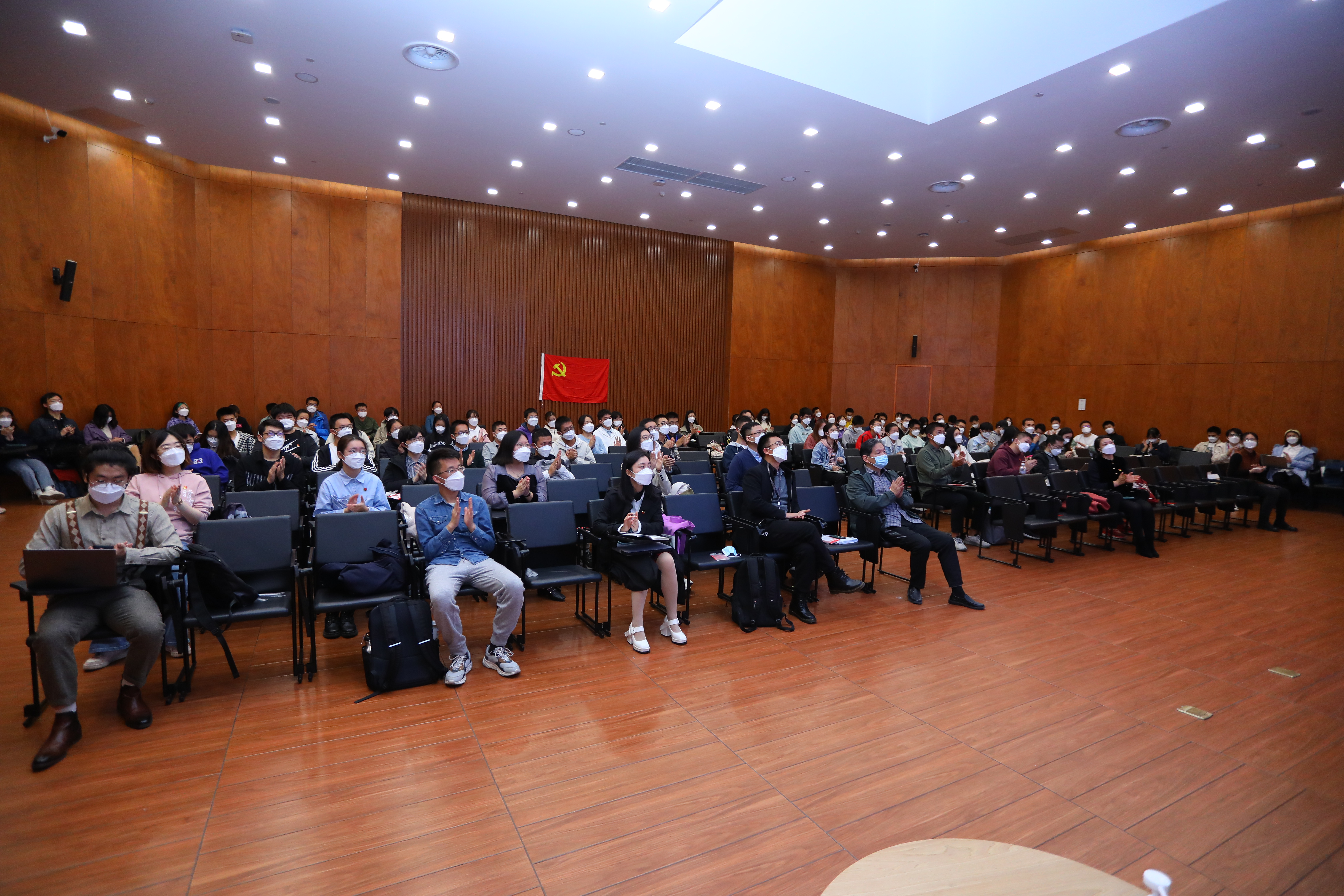 20221018-喜庆二十大,奋进新征程——太阳集团tyc5997本科生党支部热切关注党的二十大开幕会-刘雪天-新雅书院各党支部集体观看党的二十大开幕会1.JPG