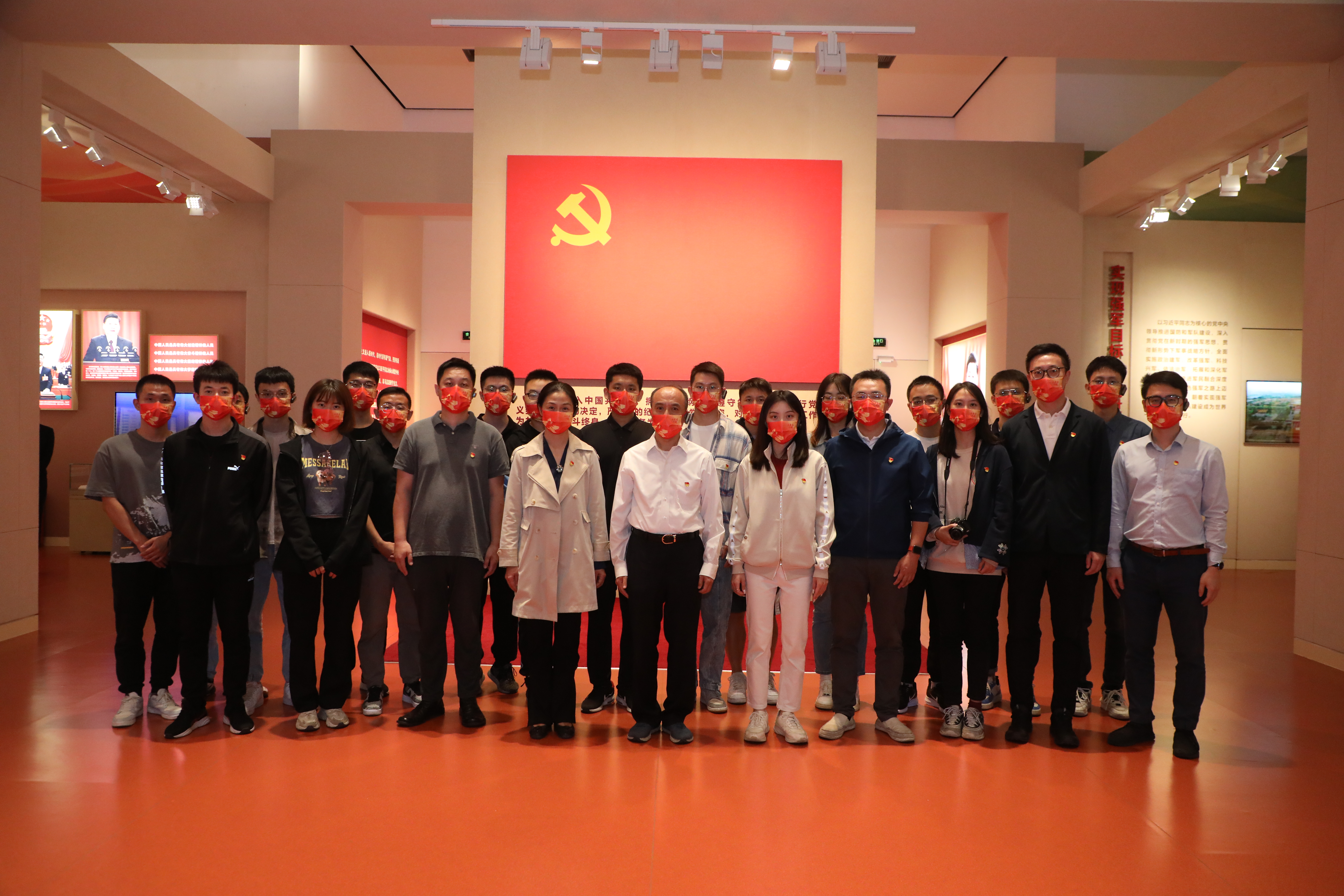 20221006-太阳集团tyc5997师生国庆主题社会实践走进国家博物馆-卢科潮-师生们在党旗下合影.JPG