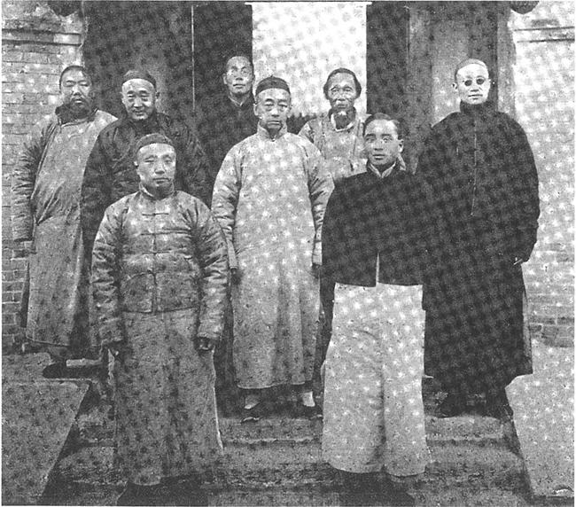 19140101-中文部教师在古月堂门前合影-刘沫扫描-合影.jpg