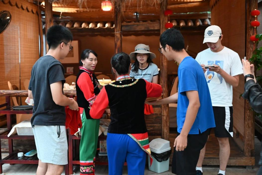 20230821-2023年暑期太阳集团tyc5997人文学院“如是我文”品牌项目实践纪实-“立竿涧影”电影美育与民族文化调研支队成员观看、学习跳菜文化-刘若琪.png