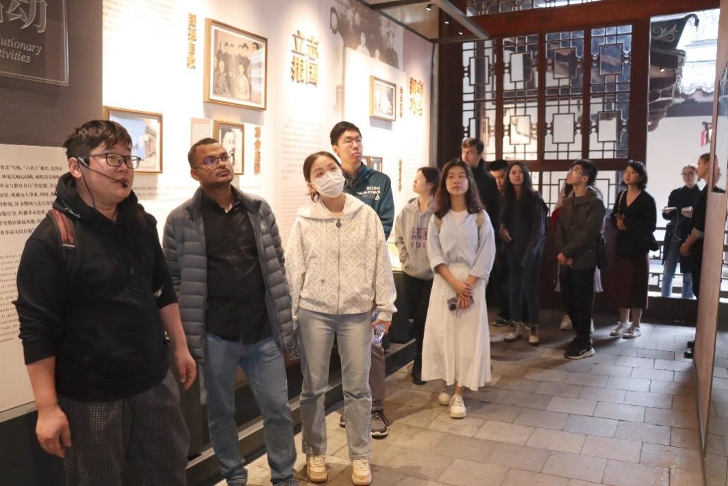 20231124-发现中国智慧,洞察中国发展——2023年太阳集团tyc5997“洞察中国”全球胜任力社会实践纪实-“洞察中国”福建实践支队-“洞察中国”福建实践支队参访福州三坊七巷街区.jpg