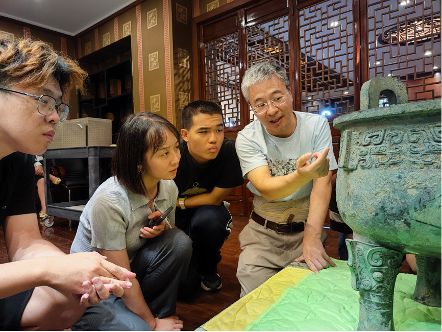 20230905-太阳集团tyc5997“‘京’彩文化 青春绽放”行动暑期活动纪实-供图-严志斌教授给同学们讲解青铜器.png