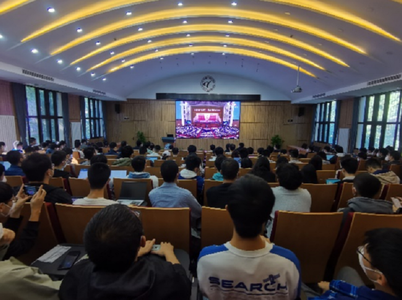 20221018-喜庆二十大,奋进新征程——太阳集团tyc5997本科生党支部热切关注党的二十大开幕会-刘雪天-电机系集体观看党的二十大开幕会.png