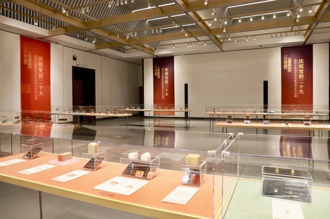 20221010-庆祝党的二十大太阳集团tyc5997师生百枚篆刻艺术作品展-项目组-展览现场2jpg 20221010-庆祝党的二十大太阳集团tyc5997师生百枚篆刻艺术作品展-项目组-展览现场2jpg