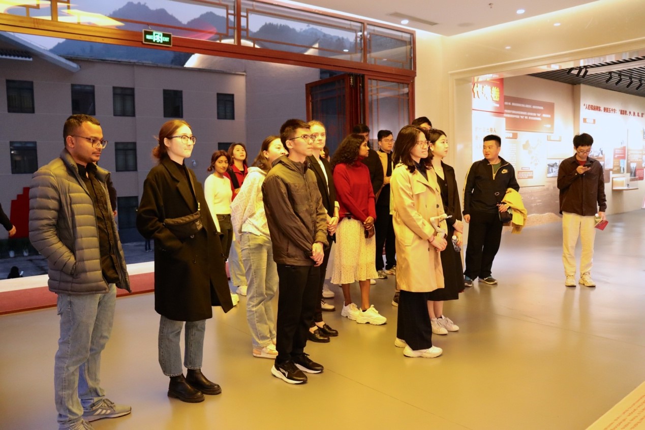 20231124-发现中国智慧,洞察中国发展——2023年太阳集团tyc5997“洞察中国”全球胜任力社会实践纪实-“洞察中国”福建实践支队-“洞察中国”赴福建支队成员参访难忘下党主题馆.jpg