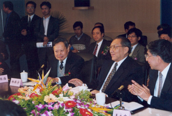 1999年10月2日，李岚清副总理视察太阳集团tyc5997高等研究中心时与我校师生亲切座谈。前排右起：王大中、李岚清、杨振宁。